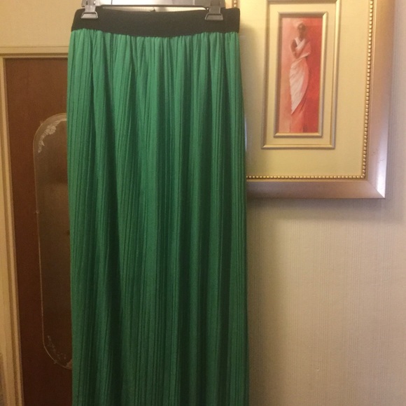 Jon & Anna Dresses & Skirts - A JON & ANNA CONTEMPORARY GREEN PLEADED SKIRT